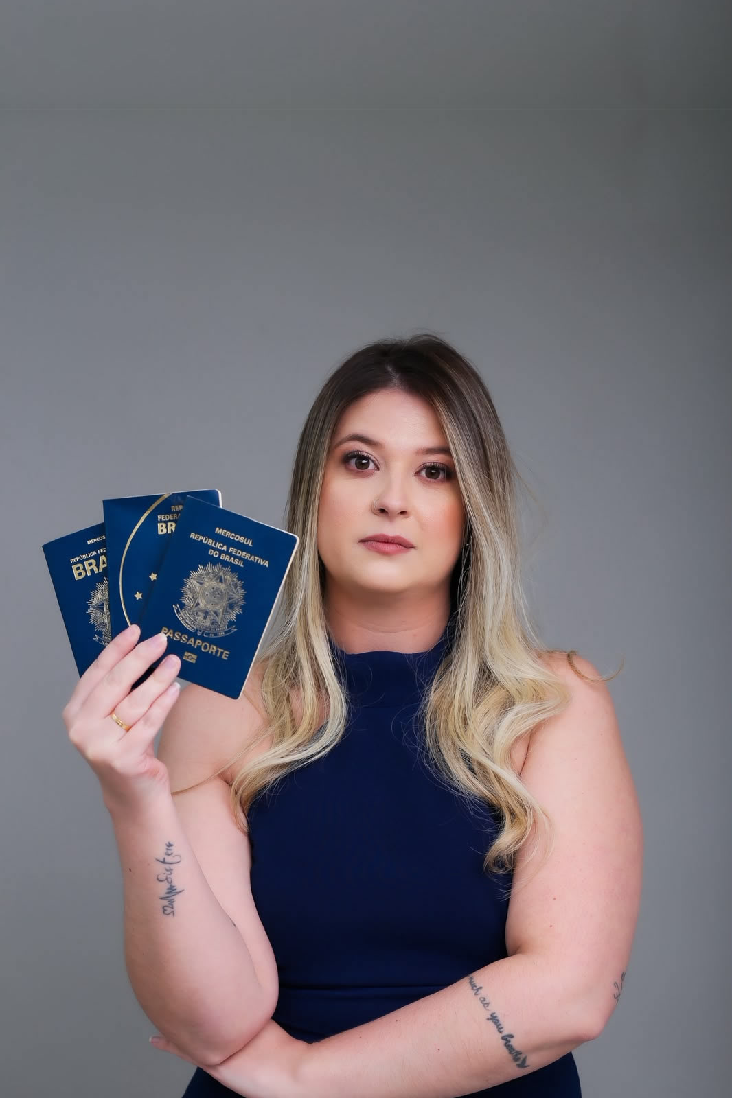 Passaporte brasileiro com avião sobre mapa, representando viagens e vistos